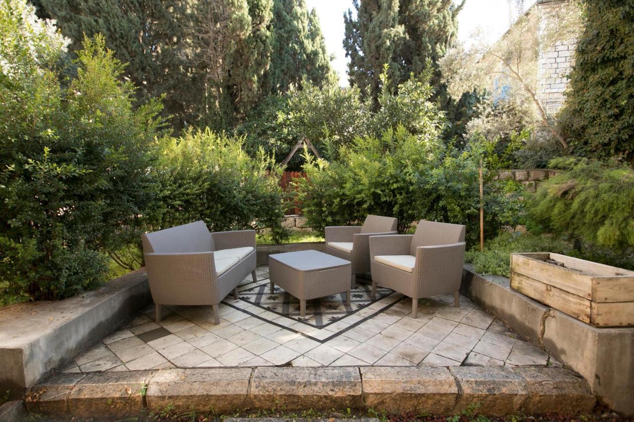 Historic 4-Bedroom Gem With Private Garden, Steps From Old City & Mamila Complex Jerusalém Exterior foto
