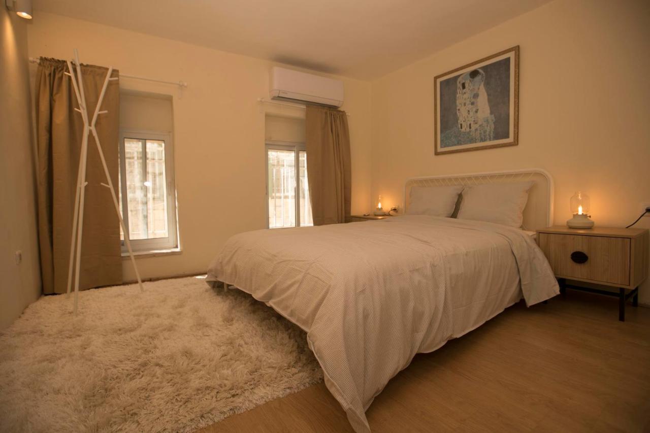 Historic 4-Bedroom Gem With Private Garden, Steps From Old City & Mamila Complex Jerusalém Exterior foto