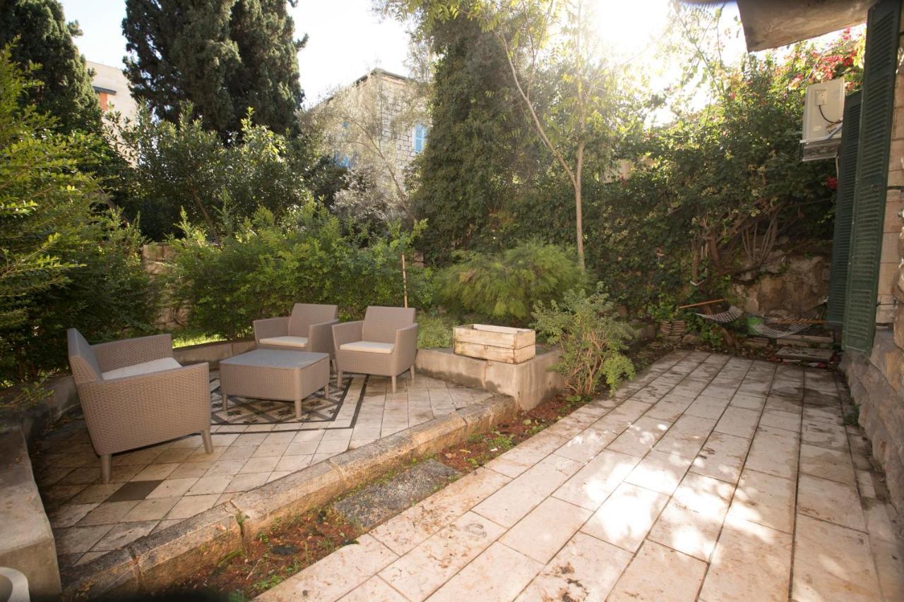 Historic 4-Bedroom Gem With Private Garden, Steps From Old City & Mamila Complex Jerusalém Exterior foto